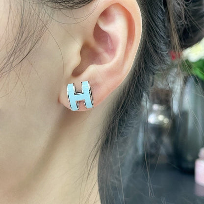 ¡®Moco¡¯POP H SKY BLUE STUD EARRINGS