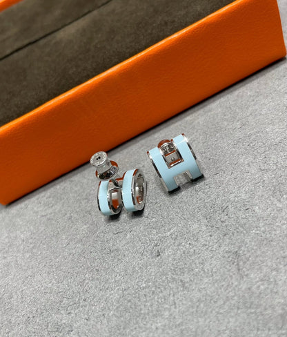 ¡®Moco¡¯POP H SKY BLUE STUD EARRINGS