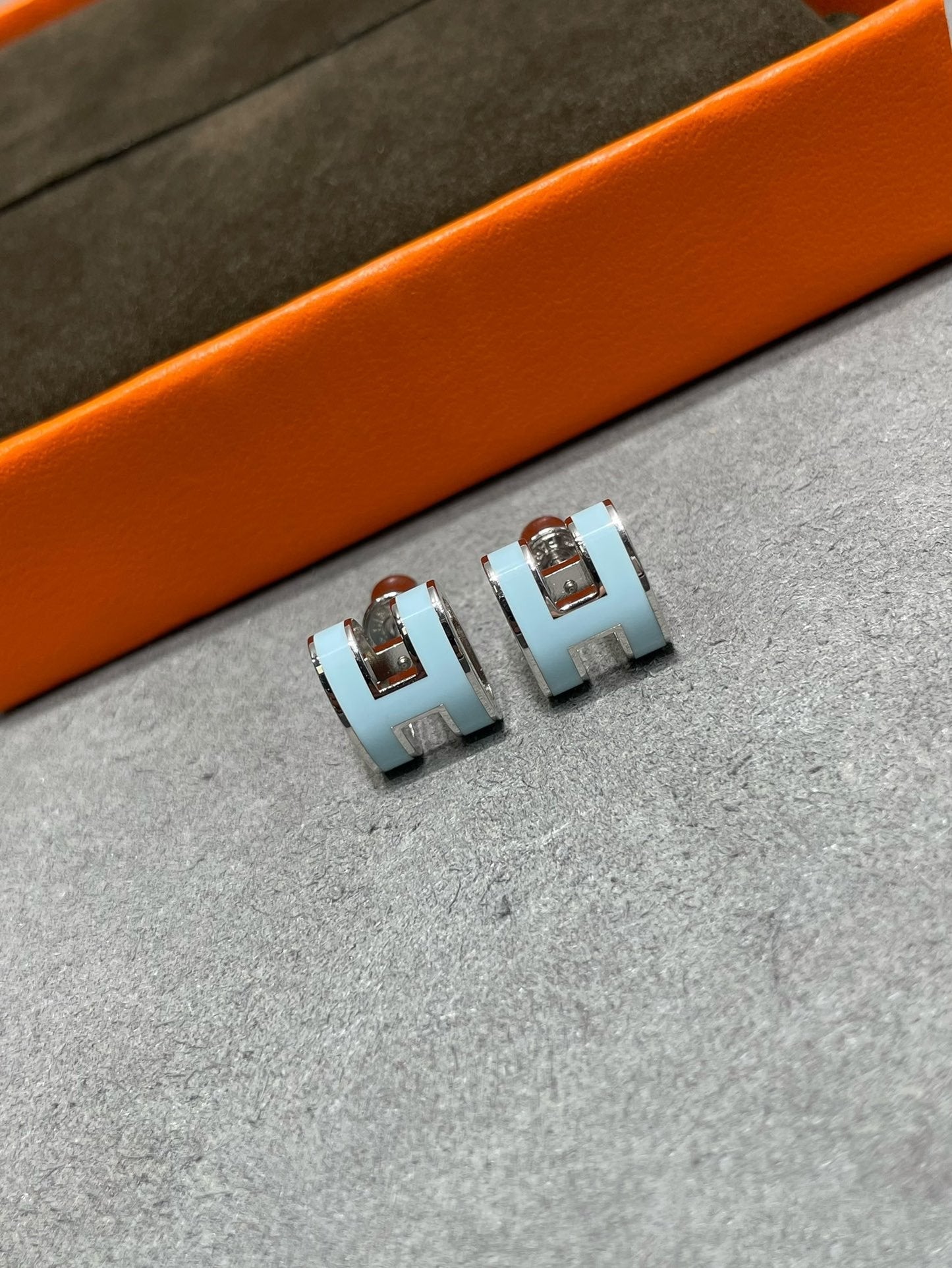 ¡®Moco¡¯POP H SKY BLUE STUD EARRINGS
