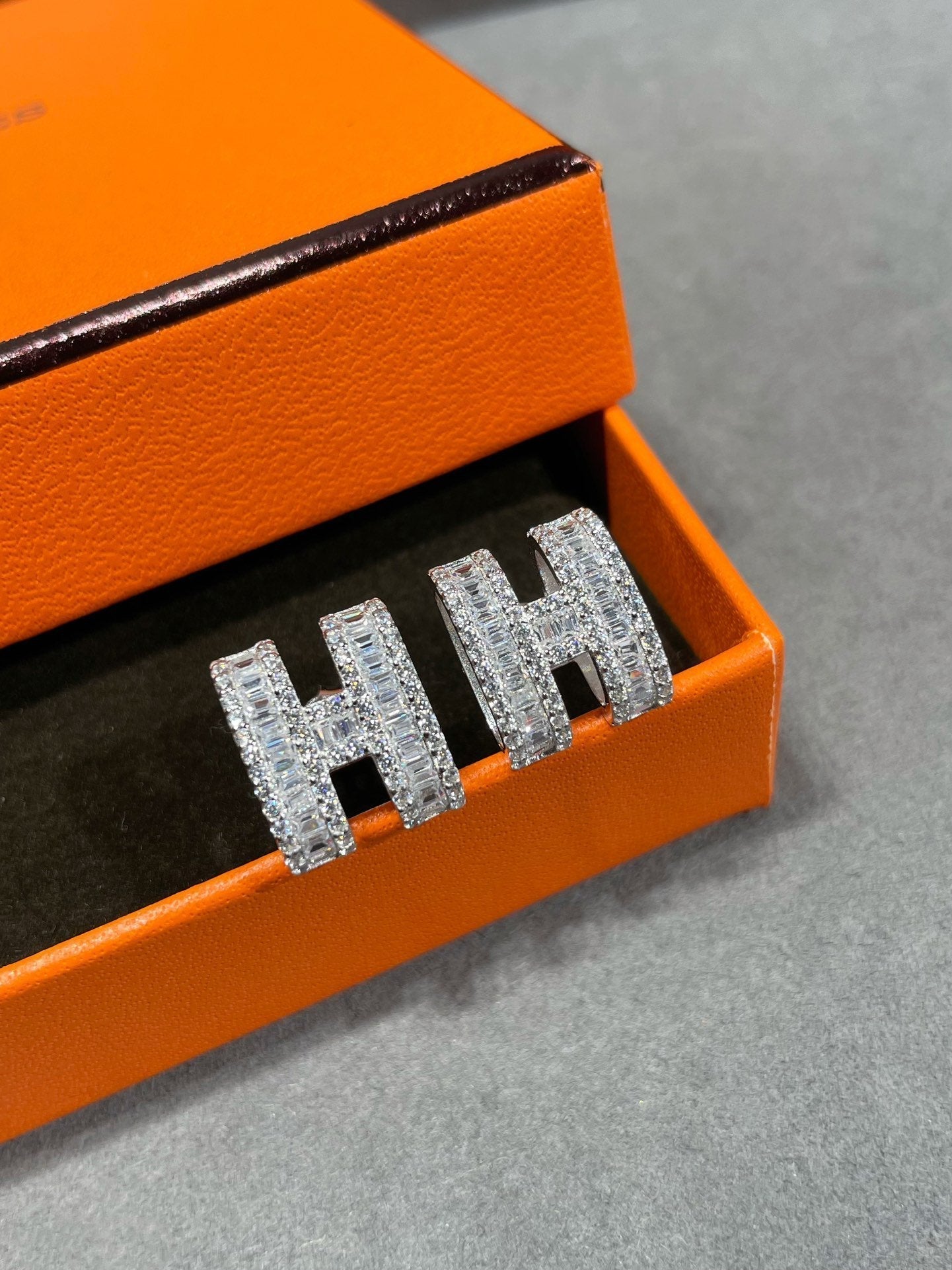 ¡®Moco¡¯H STUD EARRINGS WITH SILVER DIAMONDS