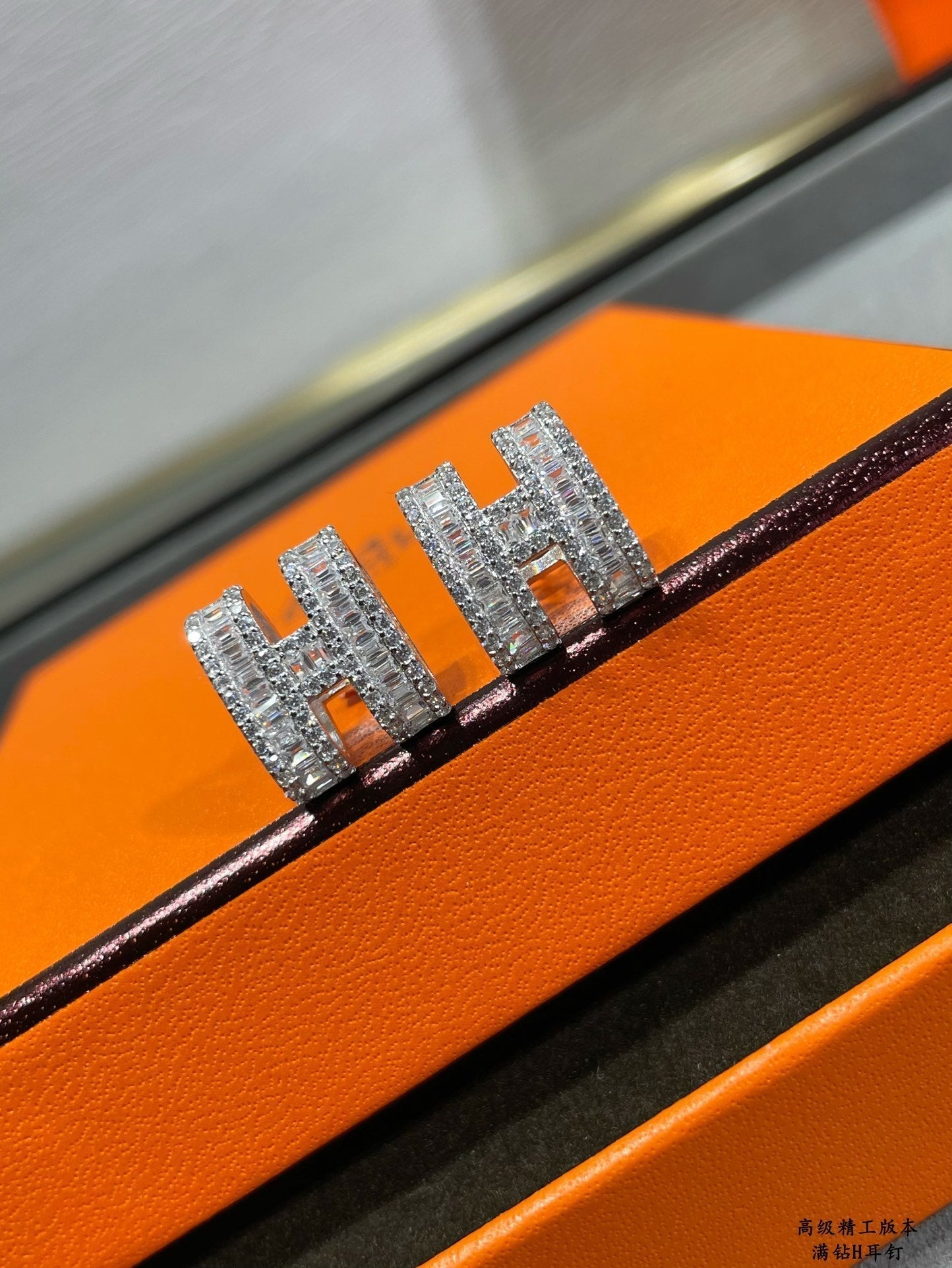 ¡®Moco¡¯H STUD EARRINGS WITH SILVER DIAMONDS